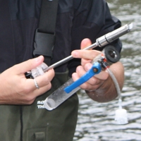 Ecomonitor Oy k�ytt�� erikoisharjaa piilev�n�ytteenottoon, kun n�yte ker�t��n suoraan kiinte�lt� pinnalta veden alla